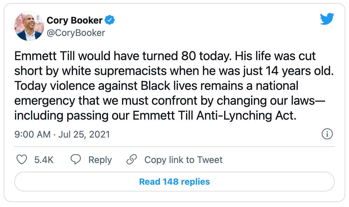 Tweet van senator Cory Booker: Emmett Till zou vandaag 80 zijn geworden. Zijn leven werd ingekort door blanke supremacisten toen hij nog maar 14 jaar oud was. Vandaag de dag blijft geweld tegen zwarte levens een nationale noodsituatie die we het hoofd moeten bieden door onze wetten te veranderen - inclusief het aannemen van onze Emmett Till Anti-Lynching Act.