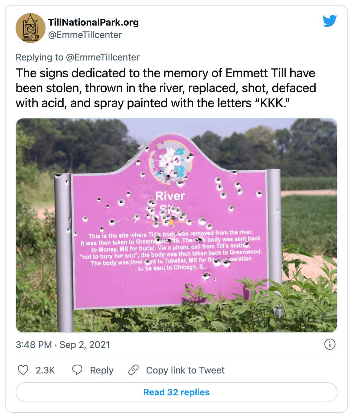 Tweet: TillNationalPark.org @EmmeTillcenter De borden gewijd aan de nagedachtenis van Emmett Till zijn gestolen, in de rivier gegooid, vervangen, neergeschoten, beklad met zuur en bespoten met de letters 'KKK'.