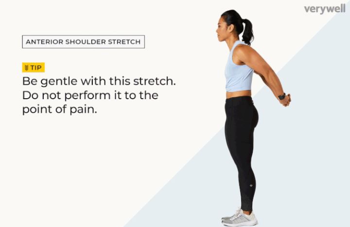 Jonge vrouw die Anterior Shoulder Stretch uitvoert