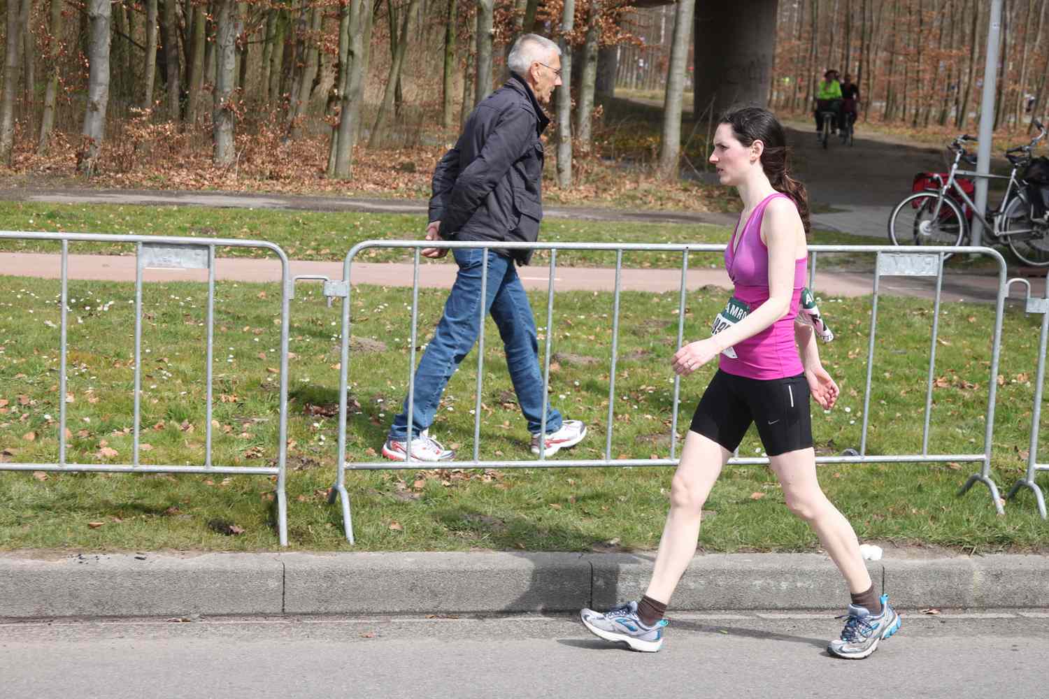 Wandelende vrouw tijdens marathon