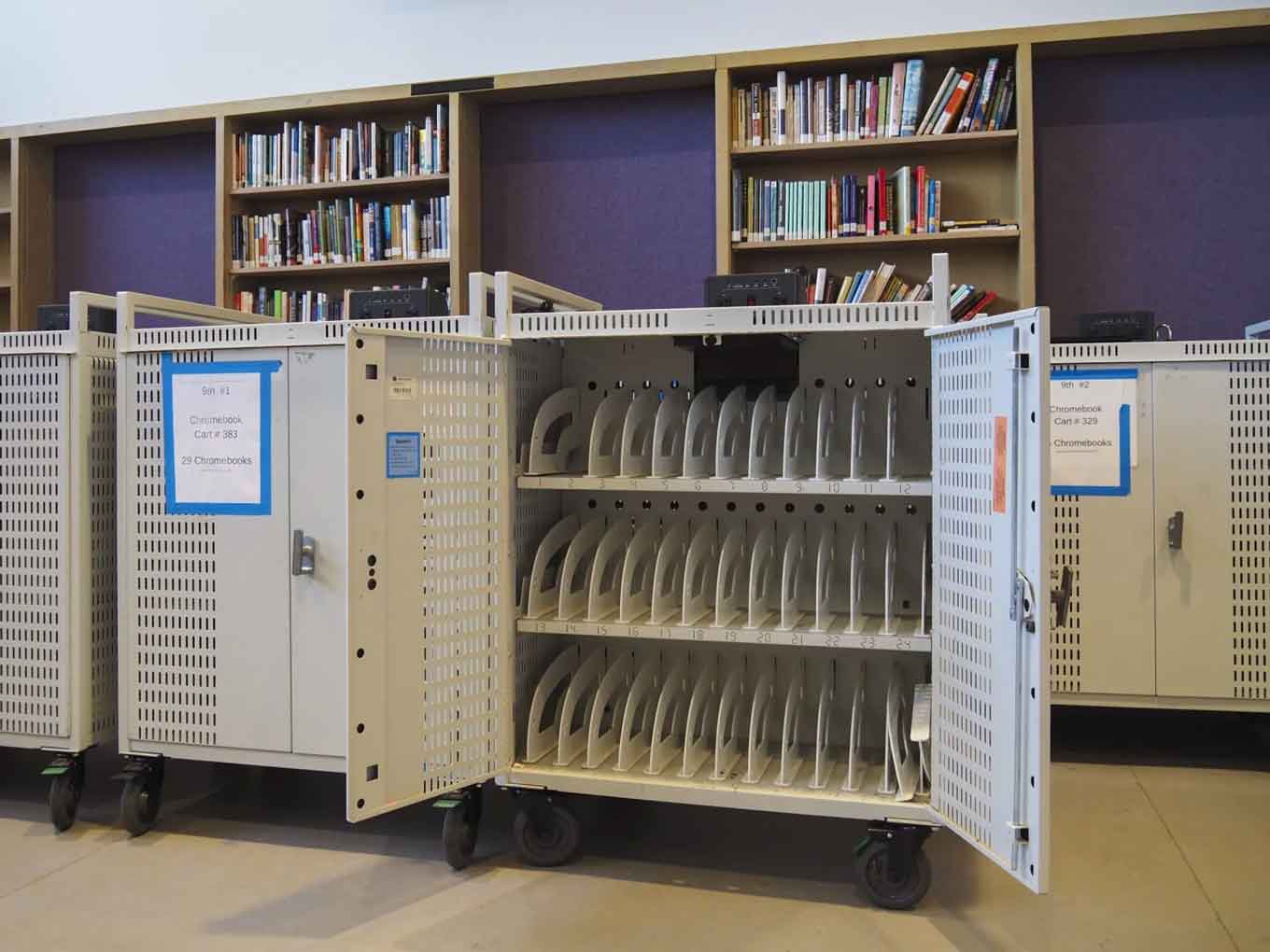 In het mediacentrum van Castlemont zijn in mei 2021 Chromebook-karretjes helemaal leeg. In de begindagen van de pandemie werd elke Chromebook op de campus uitgeleend aan studenten tijdens leren op afstand.