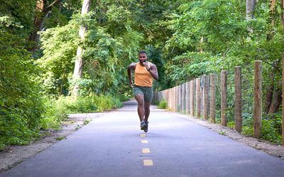 man sprintend door het midden van een pad