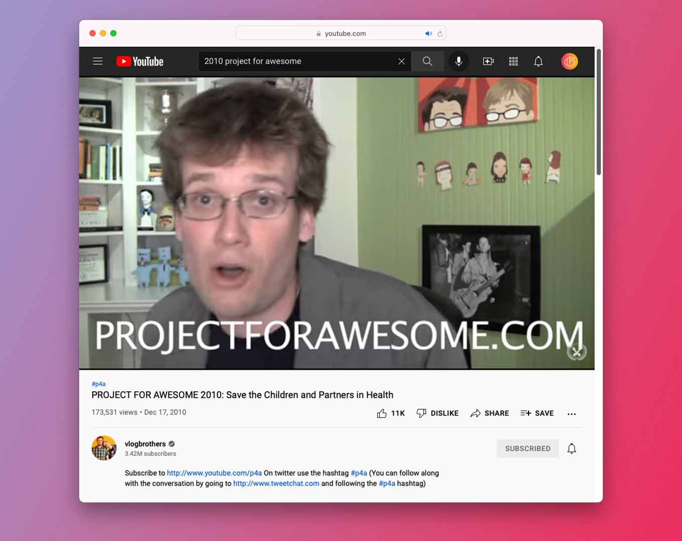 Screenshot van John Green op een 2010 vlogbrothers video, het promoten van Project for Awesome