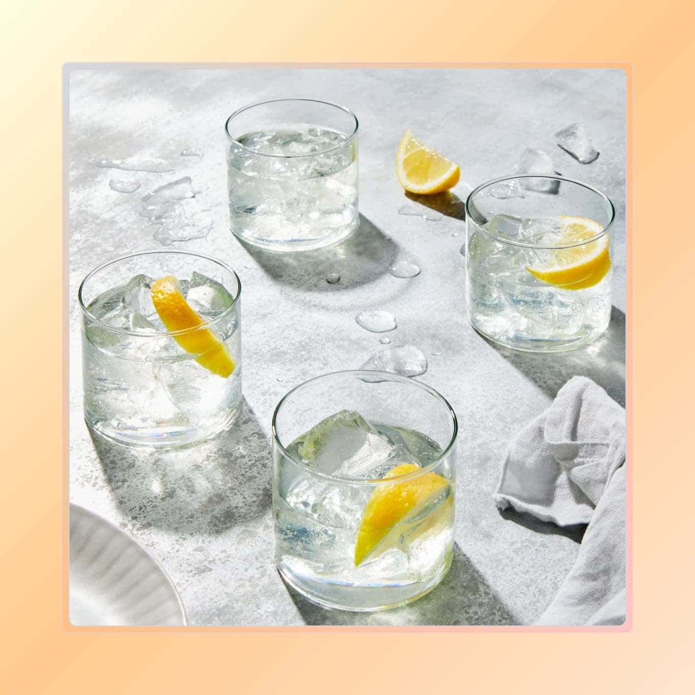 Vier korte drinkglazen met citroencocktails