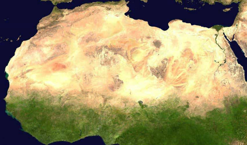 Een satellietbeeld laat zien waar de Sahara de rest van Afrika ontmoet. De Sahara breidt zich langzaam uit naar het zuiden.
