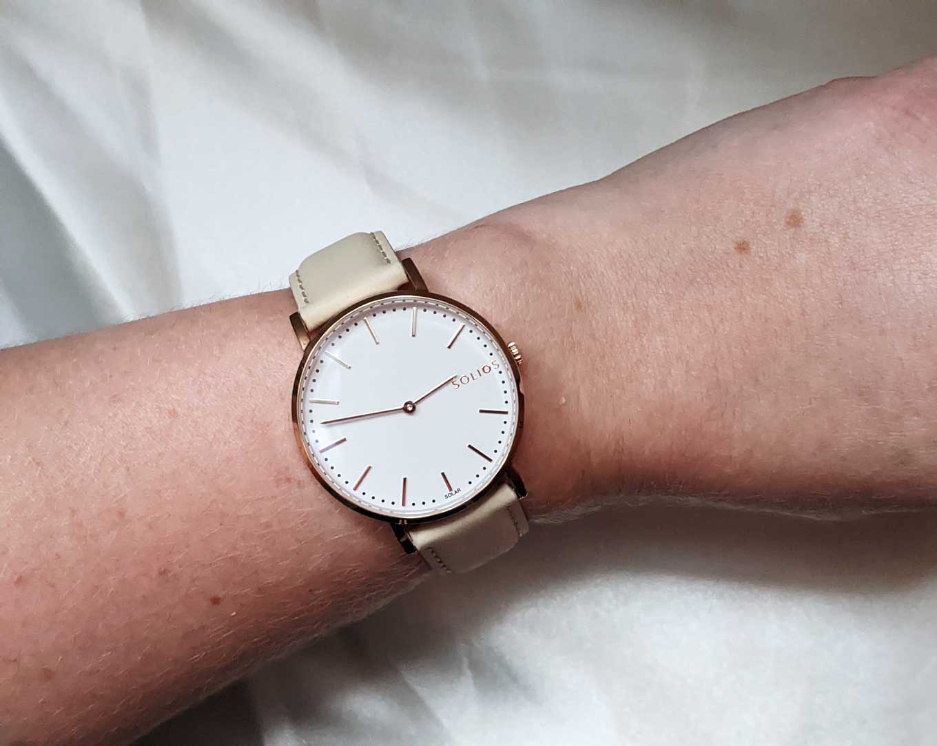 Een eenvoudig, minimalistisch wit en goud horloge van Solios