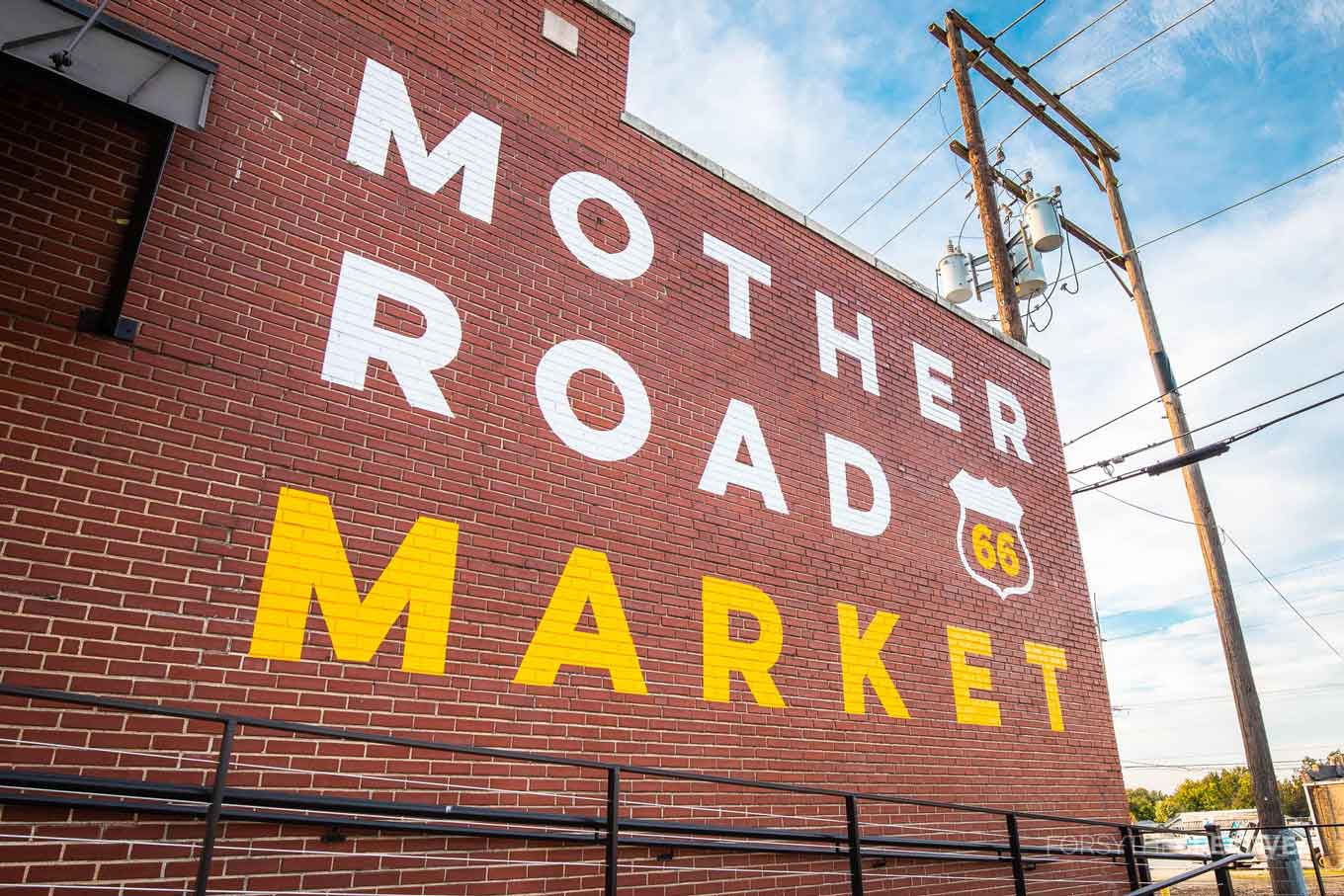 Mother Road Market Route 66 woorden geschilderd op een bakstenen gebouw in Tulsa