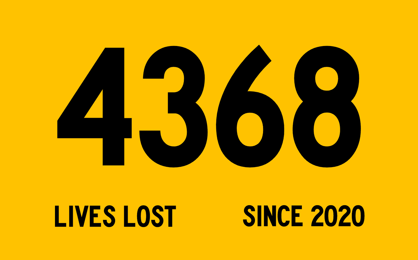 Zwarte tekst met de tekst '4368 Lives Lost Since 2020' op een gele achtergrond