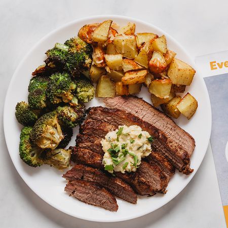 biefstuk, aardappelen en broccoli op een wit bord