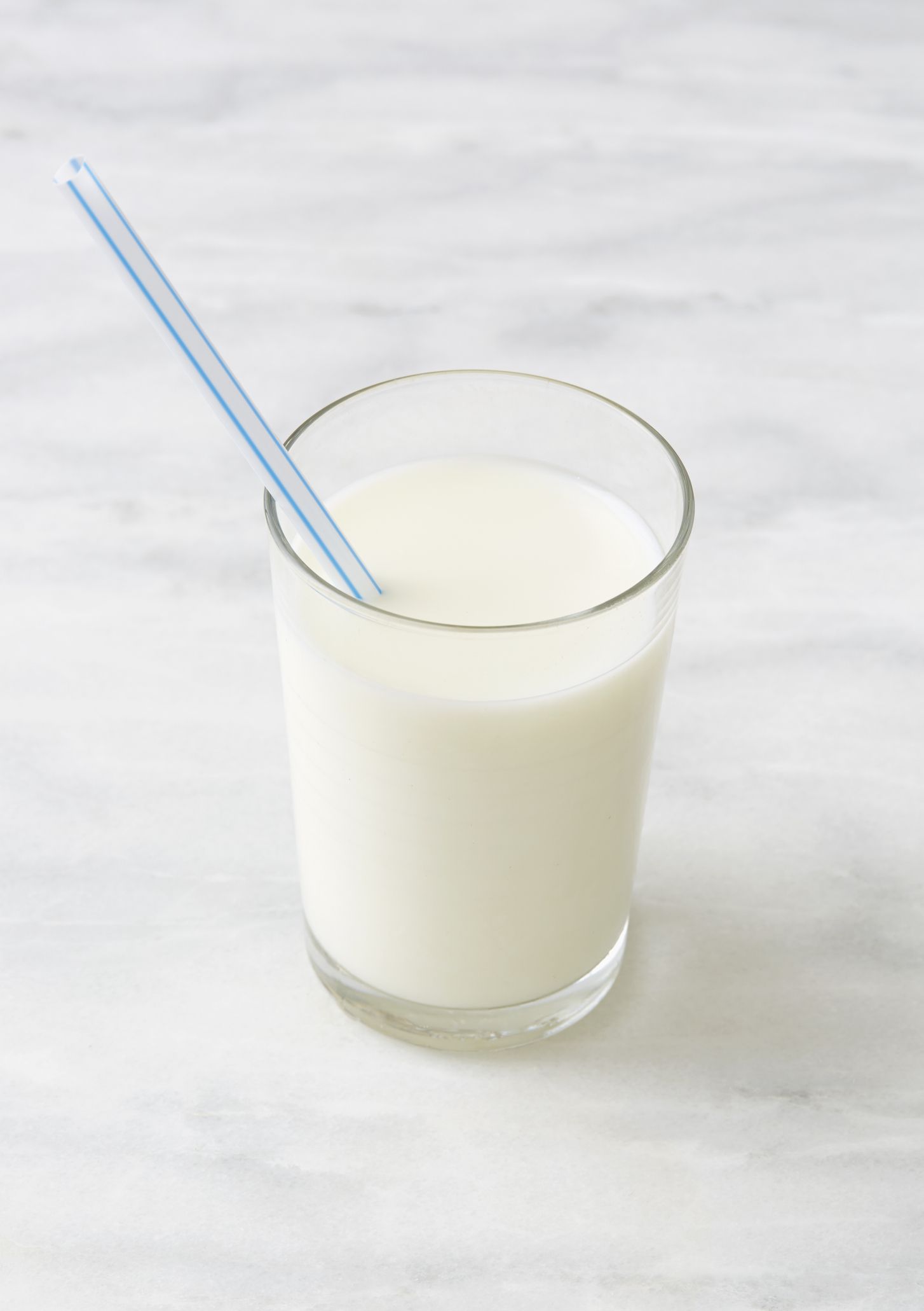 Vol glas melk op een marmeren oppervlak.