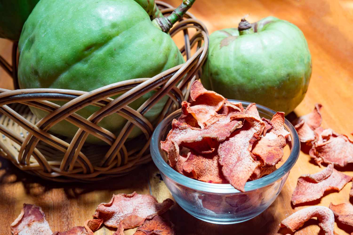 Droge garcinia in glazen kom met groene Garcinia atroviridis vrucht. Garcinia is gezond kruidenvoedsel met een hoog vitamine C- en hydroxy citroenzuur (HCA) voor een dieet.