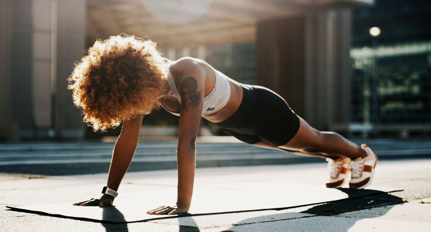 vrouw die pushup uitvoert