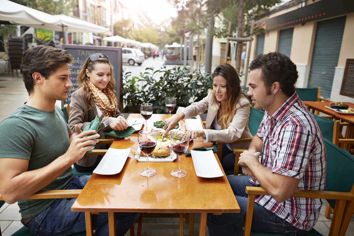 Twee koppels delen tapas in het restaurant