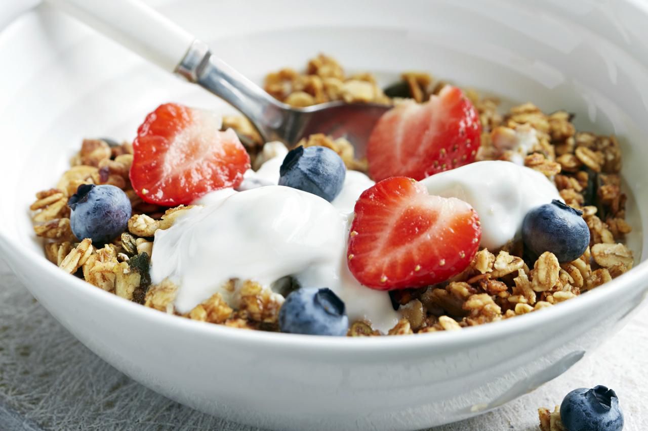 granola met fruit en yoghurt