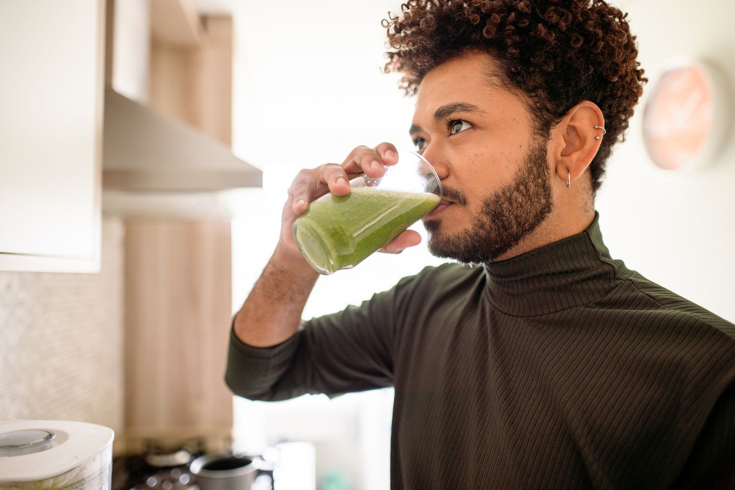 Man die een groene smoothie drinkt