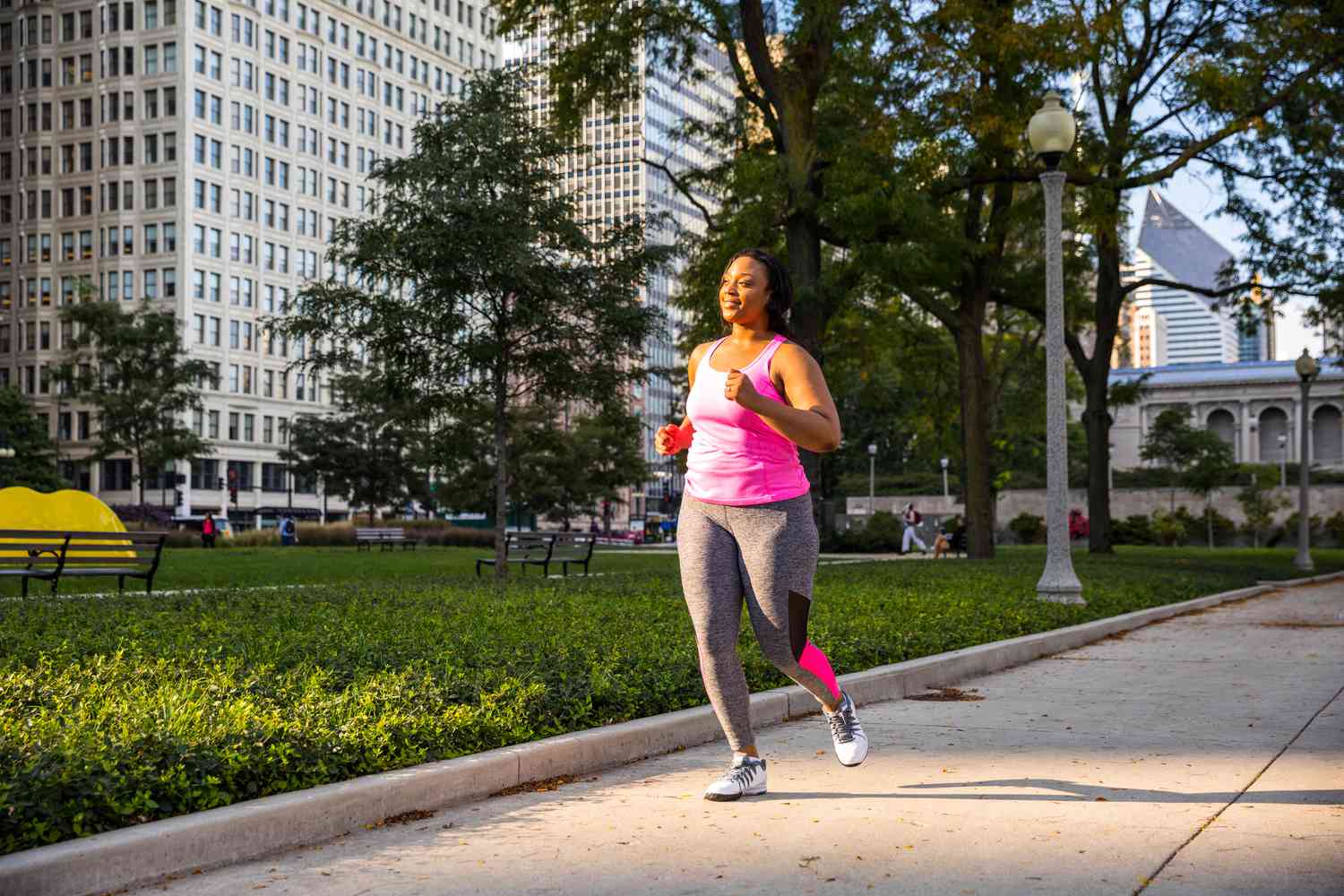 Vrouw die op trottoir in een stad loopt