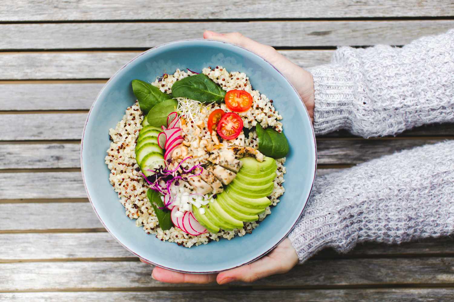 handen die een kom met voedsel met weinig fodmap vasthouden